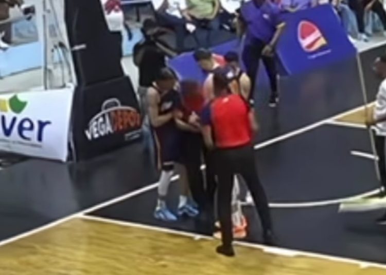 Árbitro se desmaya en pleno partido entre Héroes de Moca y Reales de la Vega