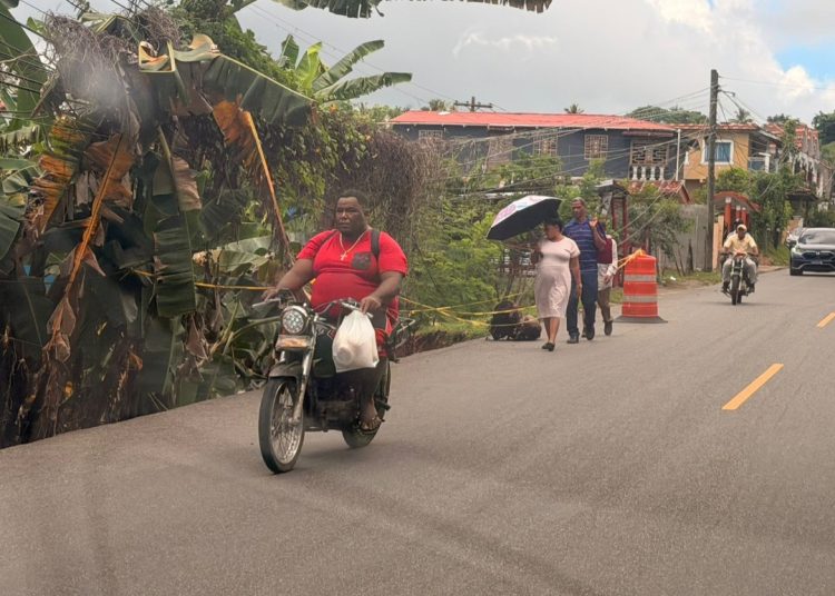 Derrumbe en carretera del sector Honduras, Santa Bárbara de Samaná, representa peligro latente para la població