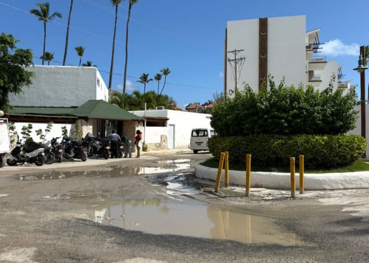 Comunitarios de Los Corales exigen intervención urgente por deterioro en sus calles