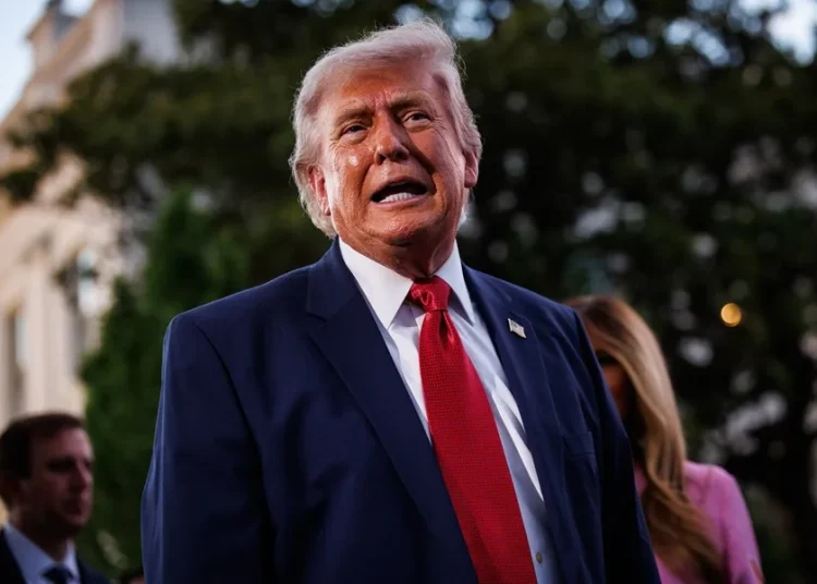 Trump vuelve a criticar al papa por Irán y llama “inútil” al alcalde de Chicago