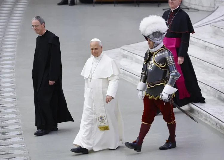 Trump al papa León XIV: «Le guste o no, Irán no puede tener un arma nuclear»