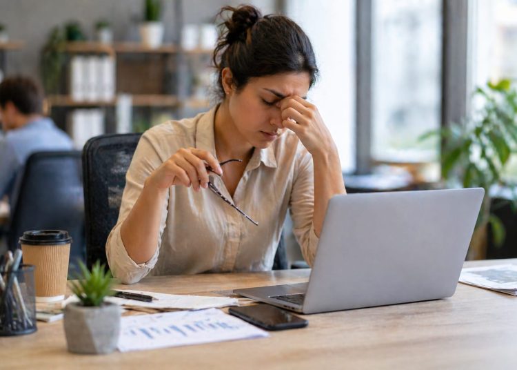 ¿Trabajas con dolor? El enemigo silencioso que reduce la productividad es el presentismo laboral