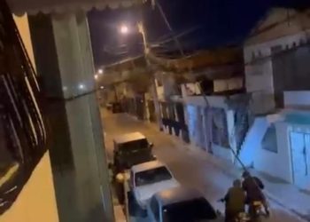 Delincuentes asaltan pareja de esposos mientras llegaban a su casa en Santiago y despojan al hombre de su motocicleta