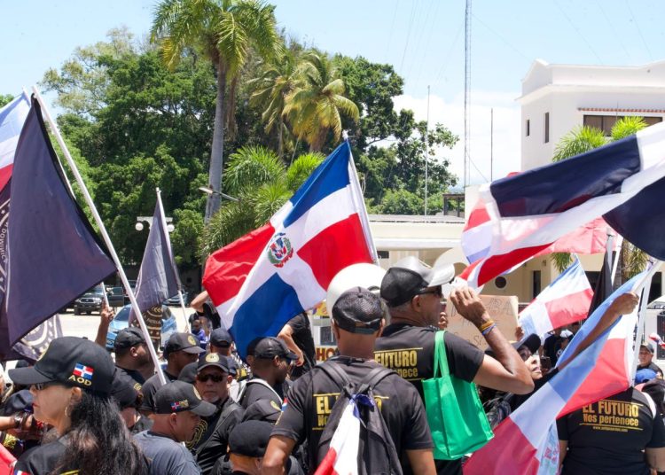 Cientos de manifestantes continúan llegando y se suman a la marcha contra la minería en San Juan