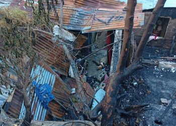 Incendio reduce a cenizas cinco viviendas en Villa Penca, Haina