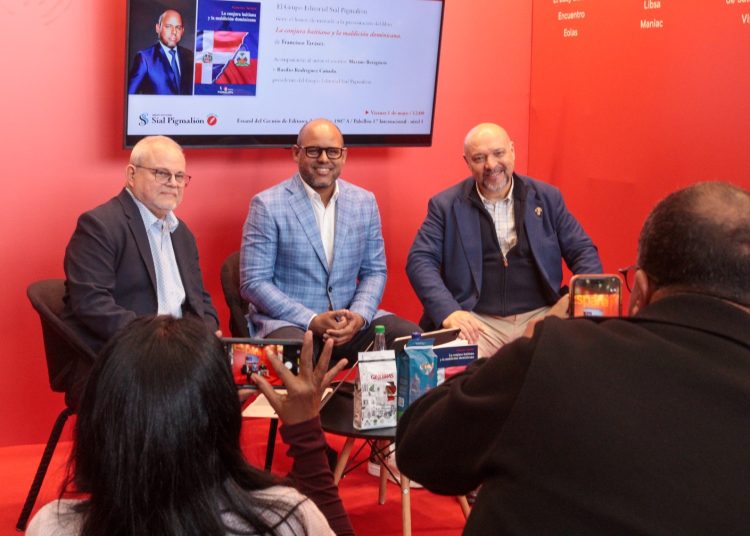 Francisco Tavárez reúne a decenas de asistentes en la presentación de su libro “La conjura haitiana y la maldición dominicana” en Bogotá