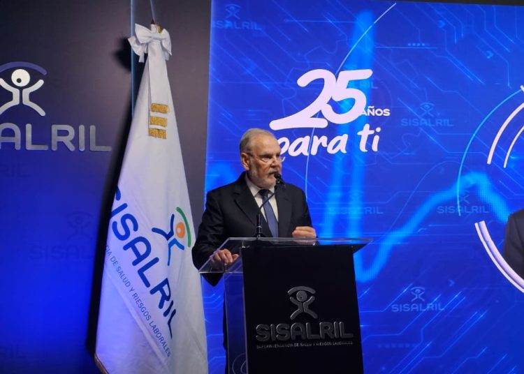Ceara Hatton aboga por Seguridad Social más humana en 25 aniversario de la SISALRIL