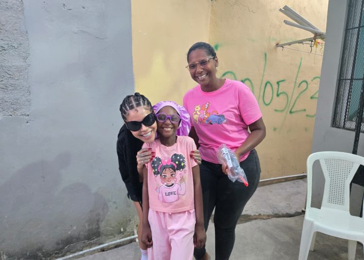 Planeta Alofoke entrega RD$205 mil a niña de 8 años diagnosticada con leucemia
