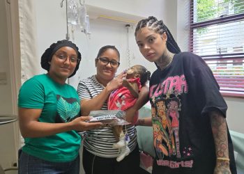 Planeta Alofoke entrega RD$300,000 a madre de la niña Ross Mary Medina para apoyar tratamiento médico
