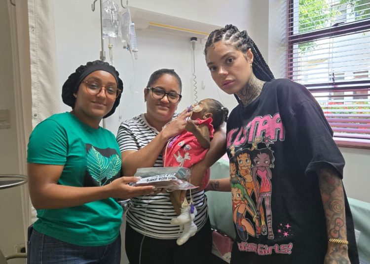 Planeta Alofoke entrega RD$300,000 a madre de la niña Ross Mary Medina para apoyar tratamiento médico