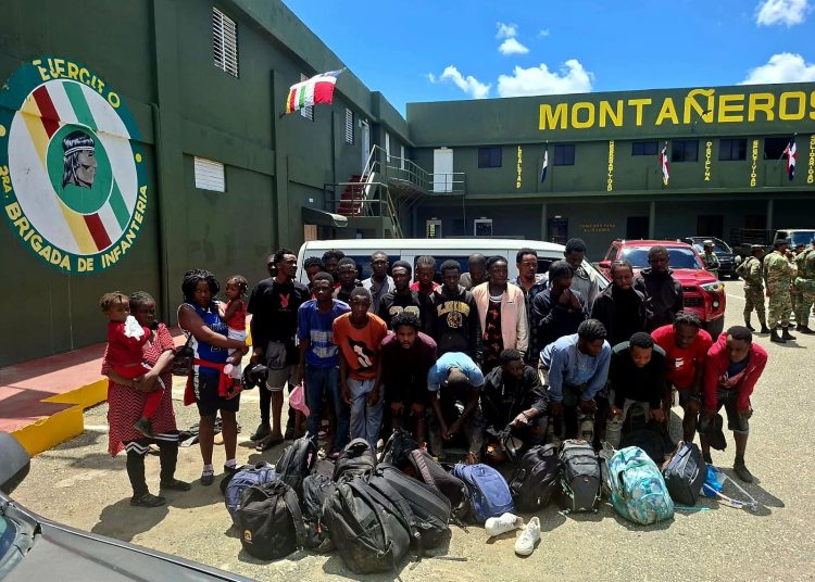 Patrulla del Ejército detiene minibús con 30 indocumentados en San Juan de la Maguana