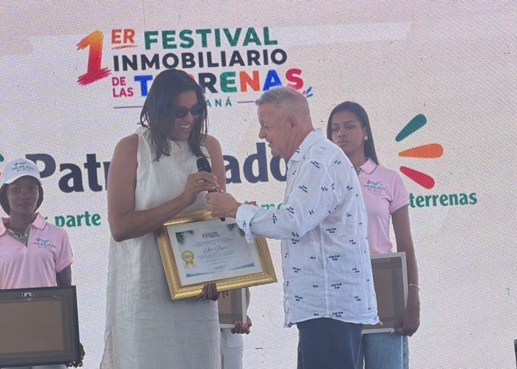 Reconocen a Ana Reyes, alcaldesa de Las Galeras, durante el primer Festival Inmobiliario de Las Terrenas