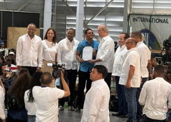 Abinader encabeza entrega de más de 1,000 títulos de propiedad en Domingo Savio