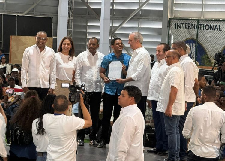 Abinader encabeza entrega de más de 1,000 títulos de propiedad en Domingo Savio