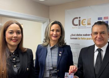 Junta Central Electoral entrega primera nueva cédula en el exterior a embajadora dominicana en EE.UU.