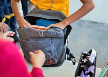 Ciudadanos favorecen requisas de mochilas ante aumento de violencia escolar