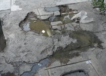 Vecinos del Ensanche Quisqueya denuncian aguas negras y hedor por alcantarillado colapsado