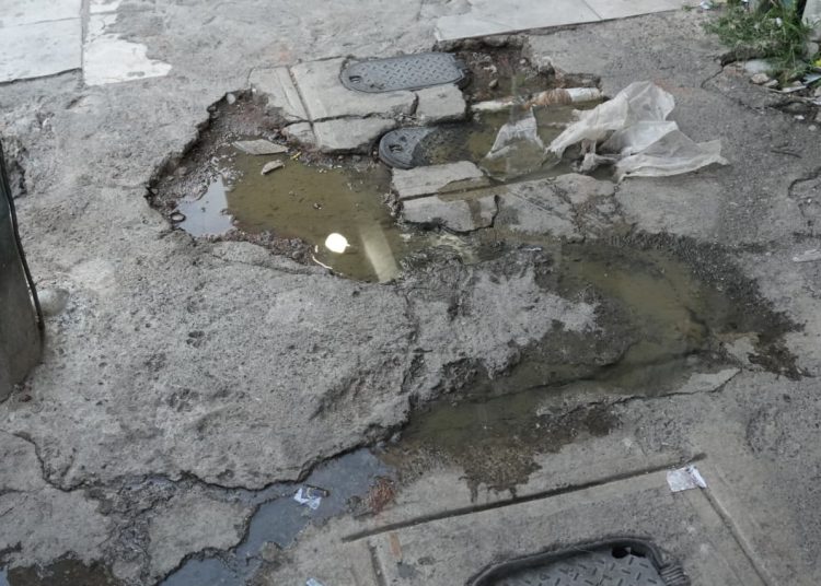 Vecinos del Ensanche Quisqueya denuncian aguas negras y hedor por alcantarillado colapsado