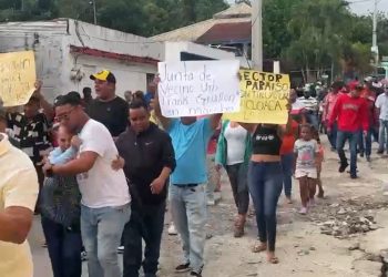 FALPO, grupos populares y moradores de la Hermanas Mirabal realizan gran marcha exigiendo arreglo de calles