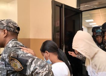 Aplazan coerción contra acusado de matar hijastra de ocho meses; salió manoteando cámaras de la prensa