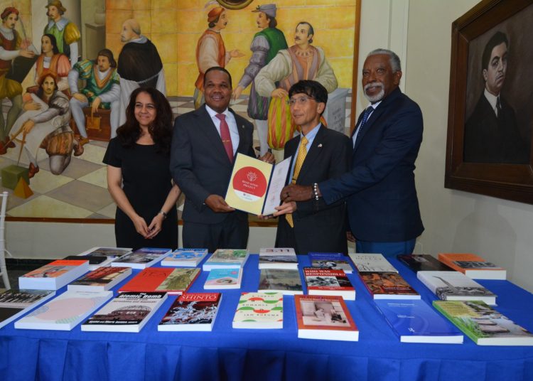 UASD recibe donación de libros sobre cultura japonesa
