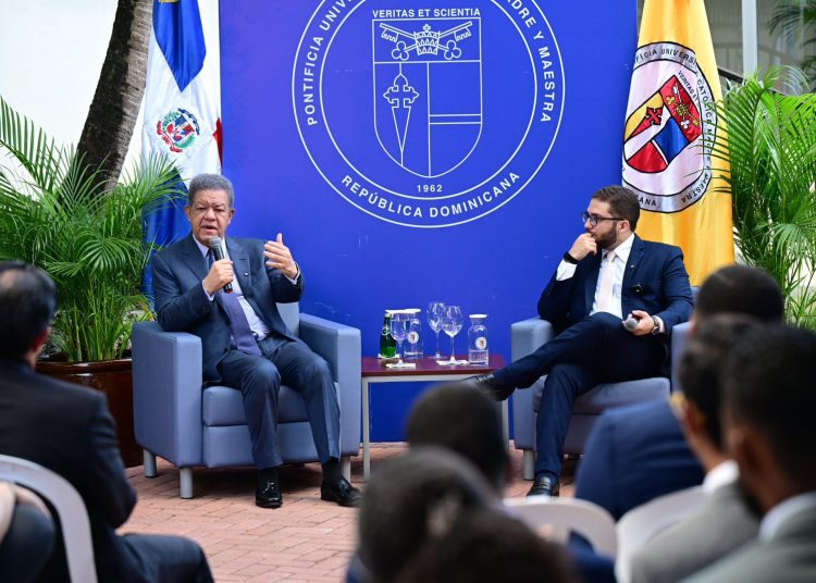 Leonel destaca pensamiento crítico y lectura como bases del liderazgo en conversatorio en la PUCMM