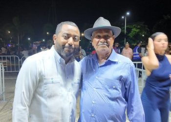Ariel Santana cumple el sueño de su abuelo de 84 años de ver a Los Tigres del Norte