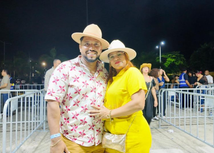 Con botas y sombreros llegan fanáticos al concierto de Los Tigres del Norte en Santo Domingo