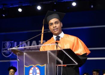 Excelencia académica: Yeuri Agramonte se gradúa con honores máximos en UNAPEC