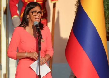 Delcy Rodríguez se reúne con el canciller de Surinam para consolidar la integración regional