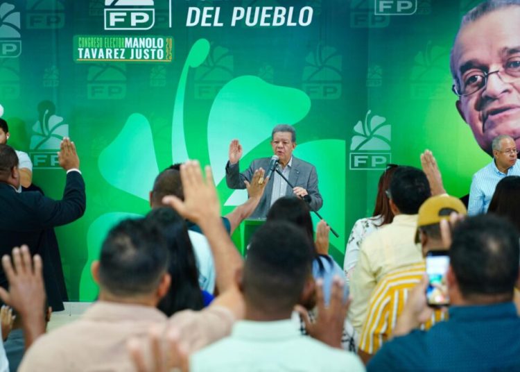 Leonel Fernández juramenta dirigentes magisteriales y asegura que la educación será prioridad en la FP