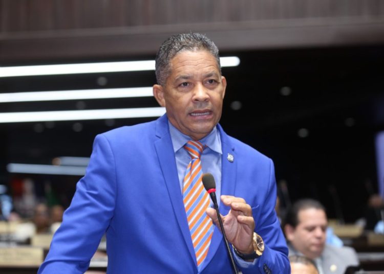 Eugenio Cedeño rechaza extensión de mandatos en el PRM y exige convención interna