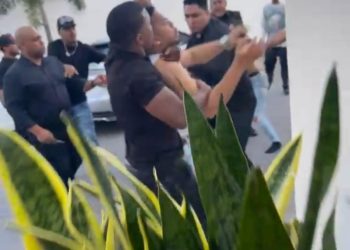 Pleito violento entre varias personas registrado en parqueo de supermercado provoca tensión en Santiago