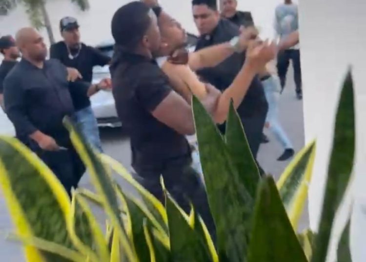 Pleito violento entre varias personas registrado en parqueo de supermercado provoca tensión en Santiago