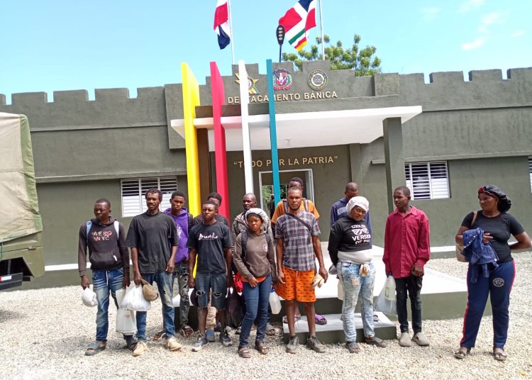 Ejército detiene a 13 nacionales haitianos indocumentados durante patrullaje en Guayabal, Elías Piña