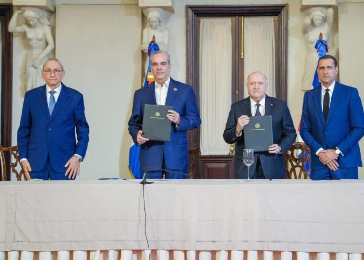 Abinader firma acuerdo entre FINJUS y la Consultoría Jurídica del Poder Ejecutivo para fortalecer la institucionalidad del país
