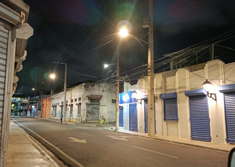 Edeeste invierte RD 575,000 en fortalecer la iluminación pública de la Zona Colonial