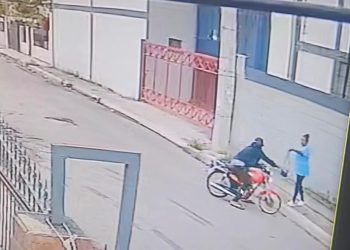 Delincuente en motocicleta asalta en plena vía a mujer camino al trabajo y queda captado en cámara en Santiago