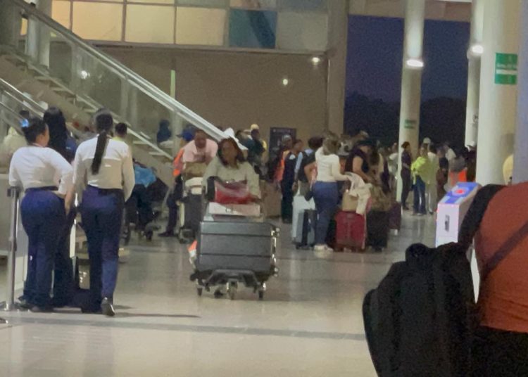 Fuerte y extraño olor en cabina obliga a avión de Delta con 192 pasajeros a declararse en emergencia y regresar al Cibao