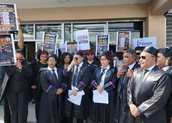 Jueces y servidores judiciales protestan en Fiscalía de SDO y advierten más paros