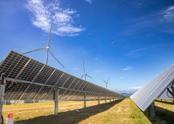 Presidente inaugura central híbrida de energía eólica y solar en Valverde