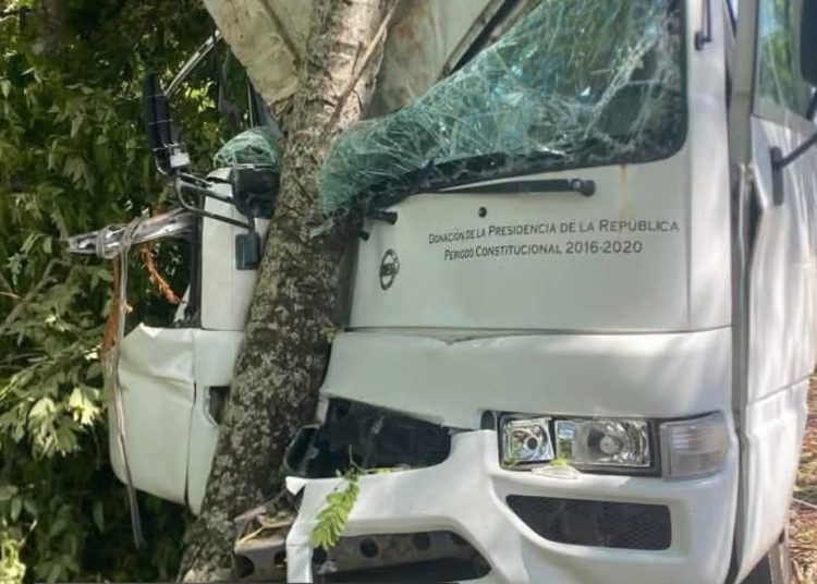 Tres estudiantes resultan lesionados tras accidente de autobús escolar en San Rafael del Yuma