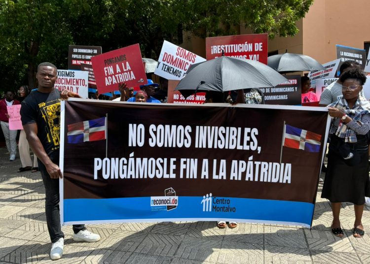 Haitianos protestan frente al Palacio Nacional por desnacionalización y exigen solución del Gobierno