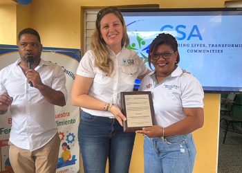 Directora del distrito educativo 14-04 de Samaná recibe reconocimiento por su compromiso con la educación en la provincia