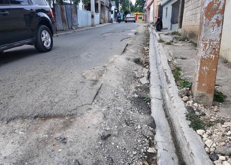 Residentes de Las Mercedes denuncian calles destruidas y más de 20 años sin agua potable