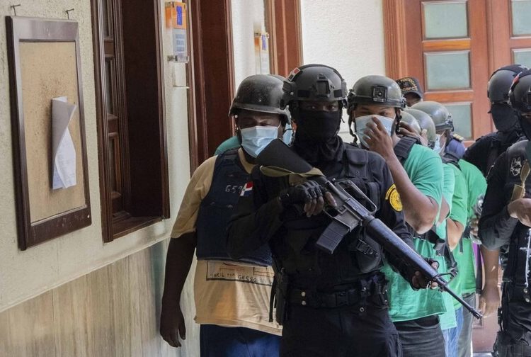 Imponen un año de prisión preventiva a red acusada de fraude contra el BHD