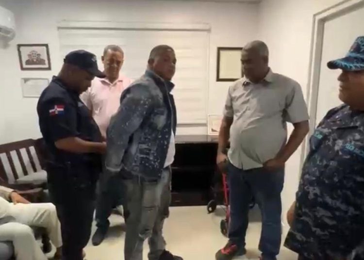 Tres hombres acusados de tentativa de homicidio se entregan a la Policía tras estar en lista de los 98 buscados en Santiago