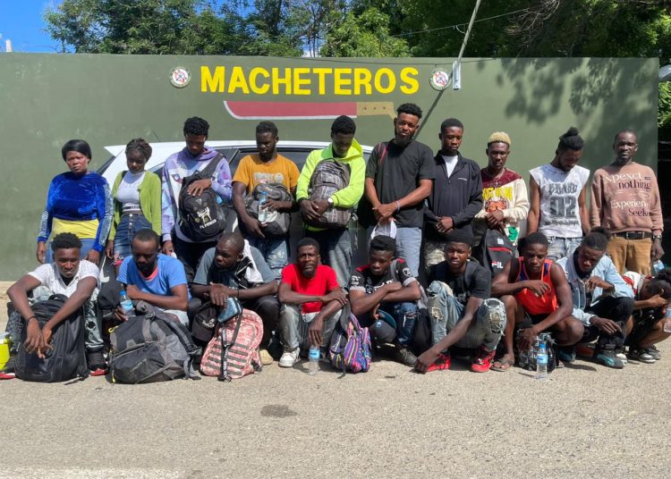 Ejército intercepta vehículo con 20 indocumentados tras persecución en Valverde