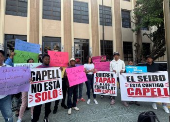Personas se concentran frente al Palacio de Justicia en apoyo a Jhossan Capell y exigen su libertad