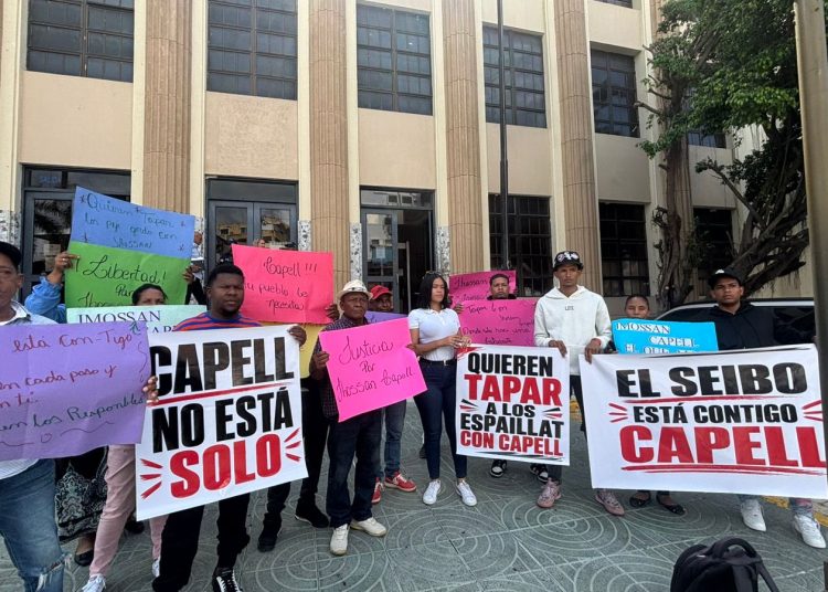 Personas se concentran frente al Palacio de Justicia en apoyo a Jhossan Capell y exigen su libertad